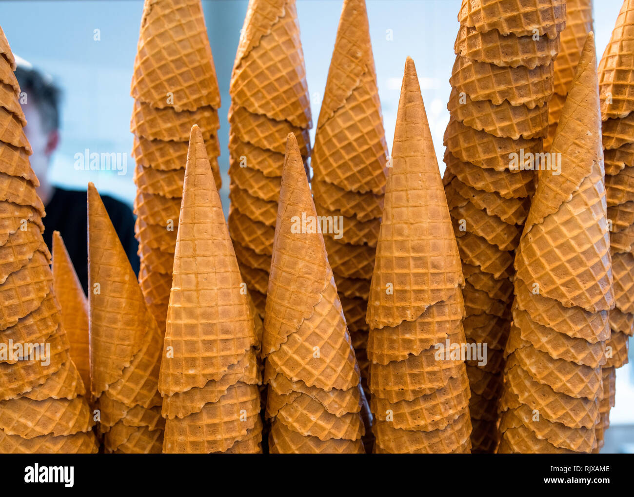 Giallo vuota waffle coni gelato impilate una sull'altra, isolato Foto Stock