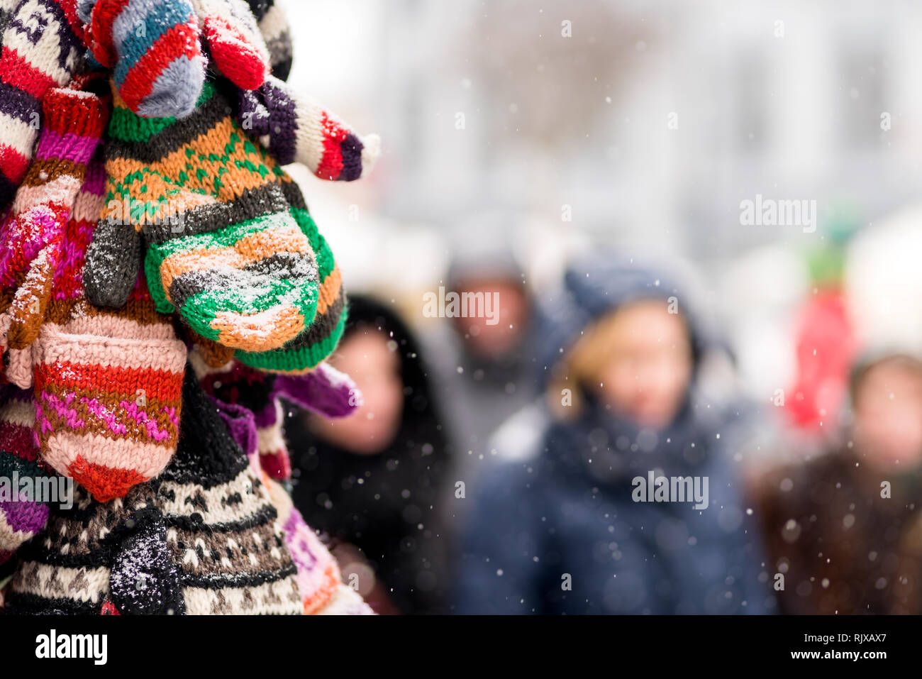 Guanti di protezione sul display in un giorno di neve in città tariffa invernale. Regalo di natale festival di tariffa Foto Stock