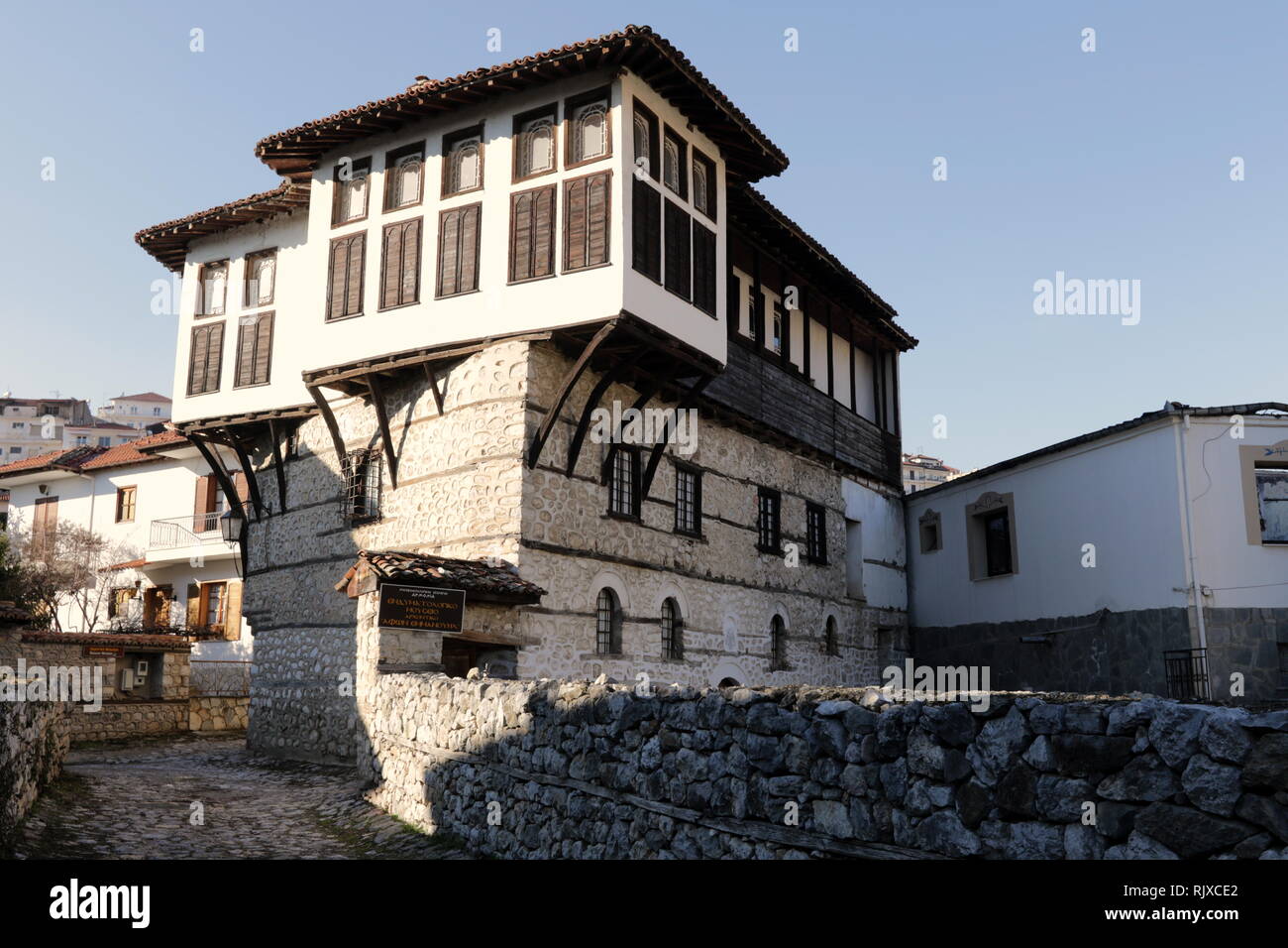 Ottomano era mansion con sachnisi, un tipo tradizionale di finestra di baia, attualmente ospita il Museo del Costume nella città di Kastoria, Grecia. Foto Stock