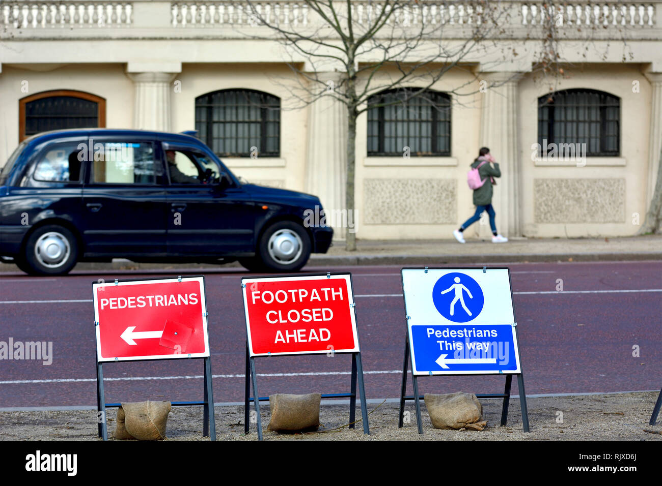 Londra, Inghilterra, Regno Unito. Il sentiero è chiuso, i pedoni in questo modo dei segni nel Mall. I pedoni a camminare in altro modo in background Foto Stock