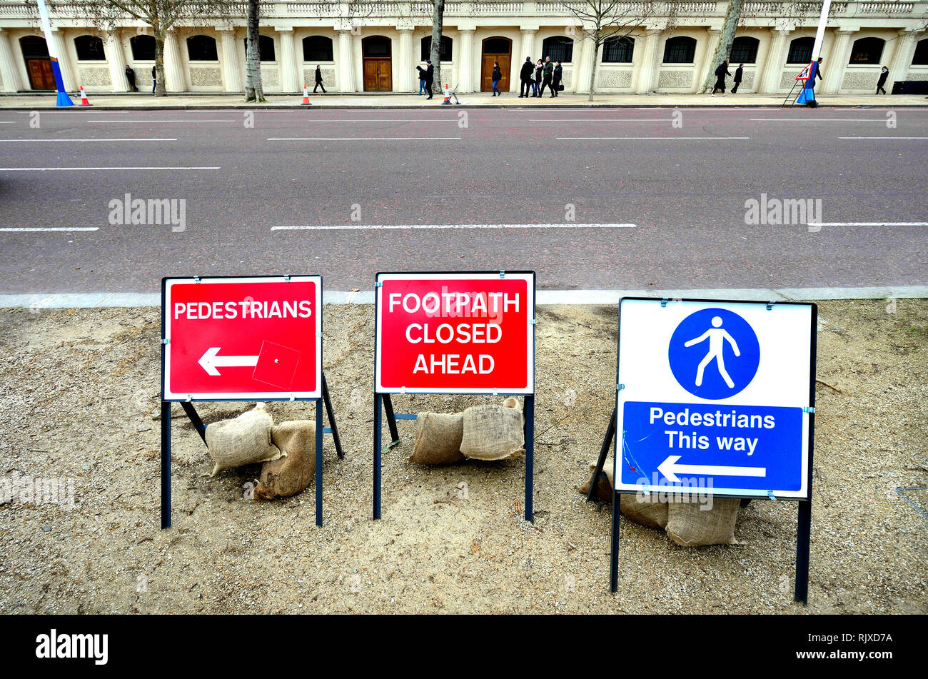 Londra, Inghilterra, Regno Unito. Il sentiero è chiuso, i pedoni in questo modo dei segni nel Mall. I pedoni a camminare in altro modo in background Foto Stock