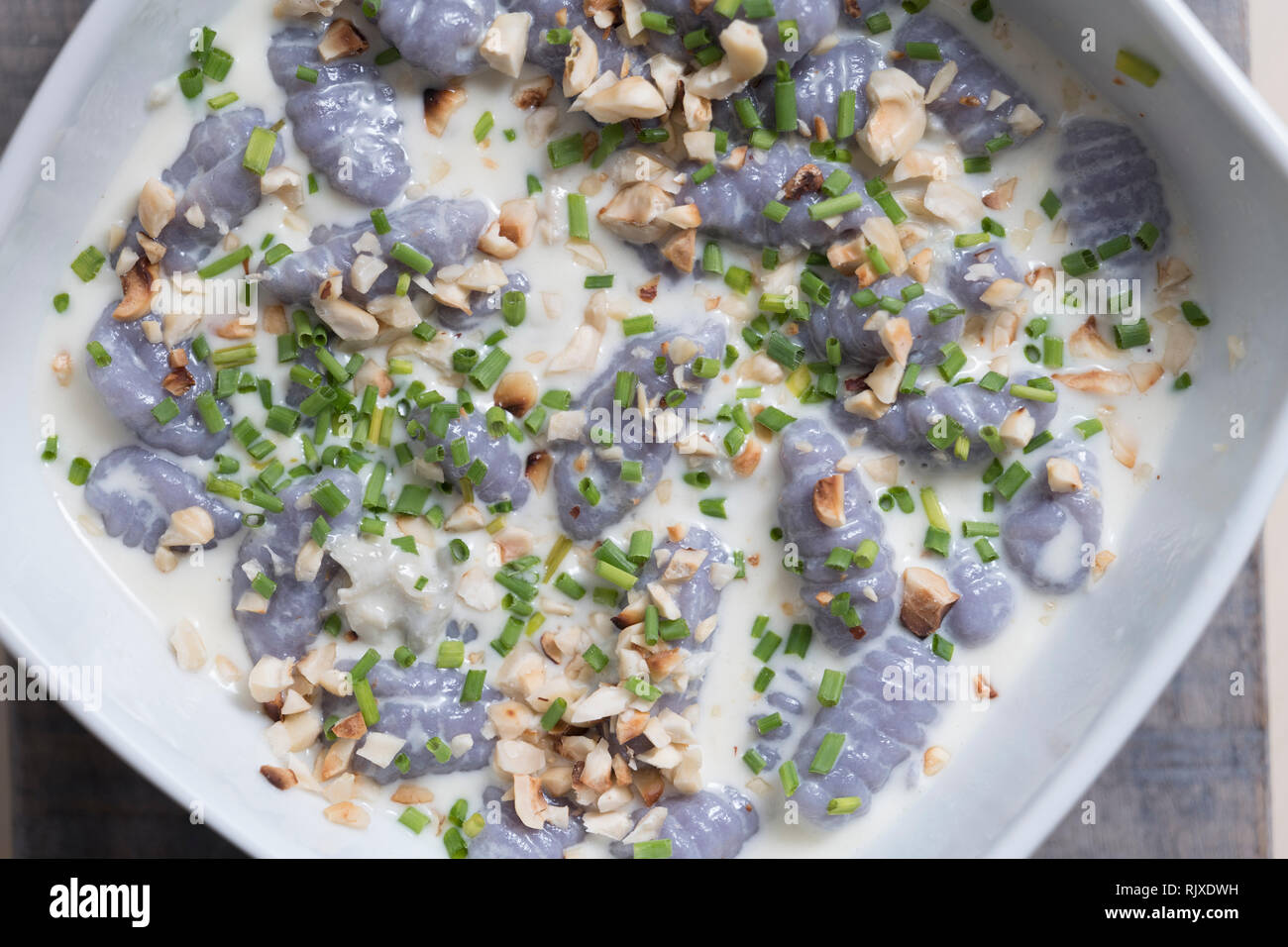Inizio di una nuova primavera piatto proteico:un piatto di bresaola con raspadura , morbidi e sottili slaces e giovani formaggio parmigiano made in Lodi, Nord Italia con Foto Stock