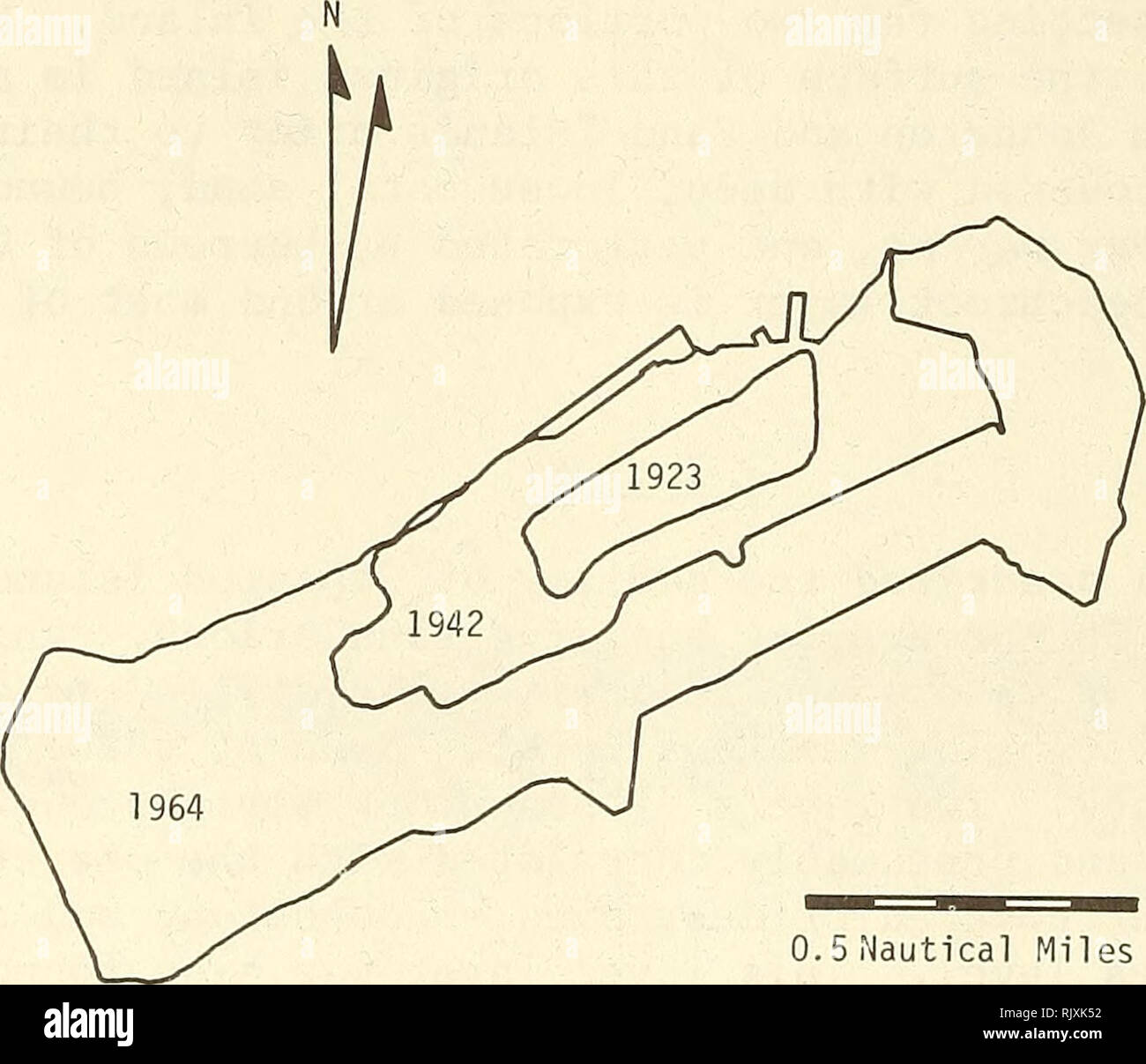 . Atollo bollettino ricerche. Le barriere coralline e le isole; biologia marina; scienze marine. La figura 6. Guardando a Nord su Isola di Johnston, 9 aprile 1942 (U.S. Nat, archivi, R.G. 80 foto). 16°4J -16°44'. 0,5 miglia nautiche 16°43' 169°33' 169°32' 169°31' nella figura 7. Mappa del profilo di Isola di Johnston, atollo Johnston, 1923, 1942 e 1964; adattato da Ashmore (1973) e USNOO Grafico n. 5356, 20 maggio 1963 e 23 dicembre 1967.. Si prega di notare che queste immagini vengono estratte dalla pagina sottoposta a scansione di immagini che possono essere state migliorate digitalmente per la leggibilità - Colorazione e aspetto di queste illustrazioni possono n. Foto Stock