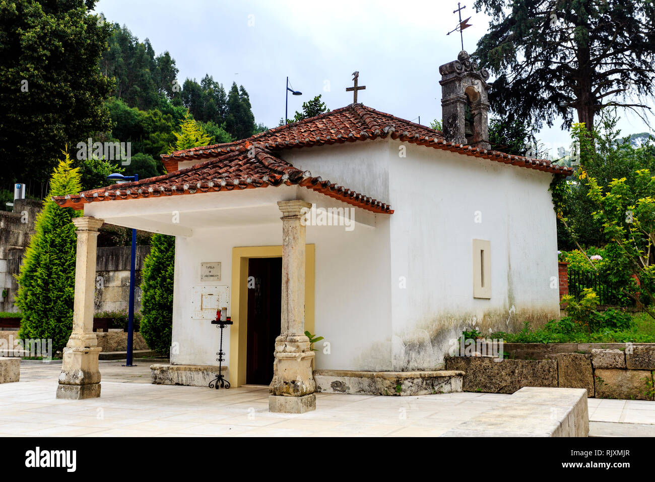 Cappella di San Giovanni Evengelist, costruito nel XVIII secolo e si trova lungo la famosa fontana nel centro della città di Luso, Portogallo Foto Stock