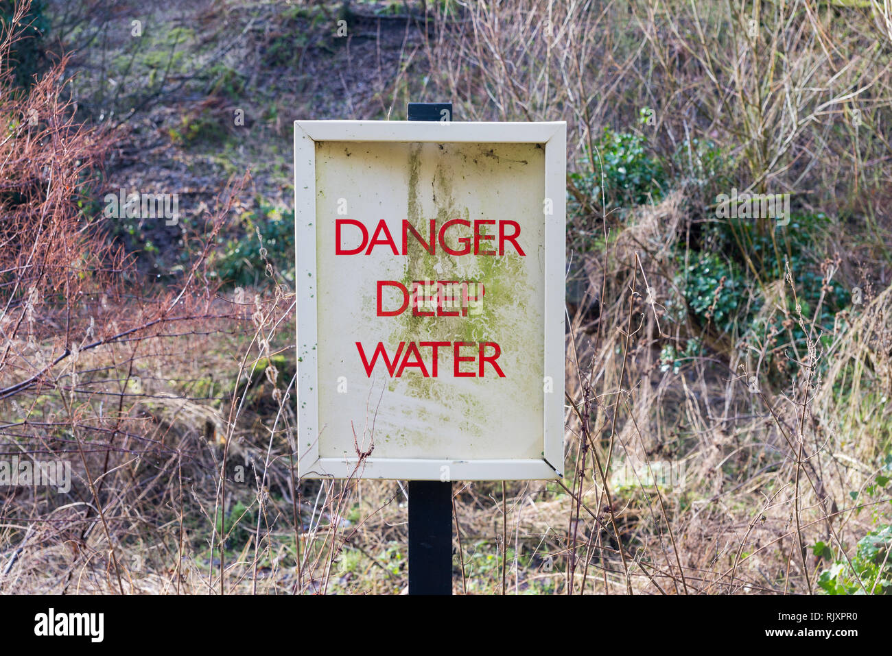 Cartello pericolo in acque profonde in Himley vicino a Dudley Foto Stock