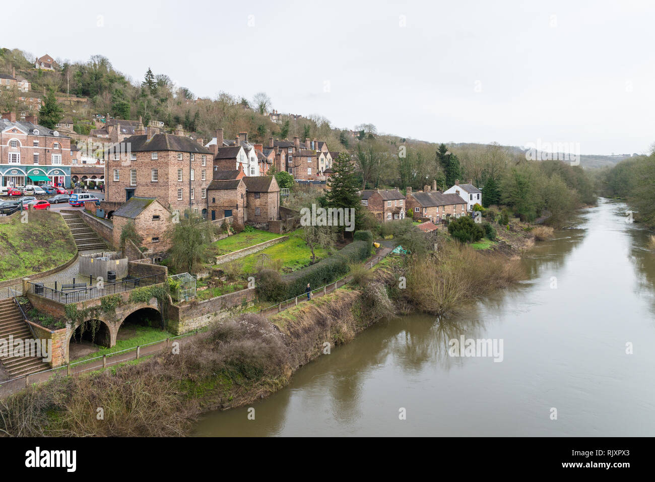 Il fiume Severn e la città di IRONBRIDGE, Telford Shropshire, vista dal ponte di ferro Foto Stock