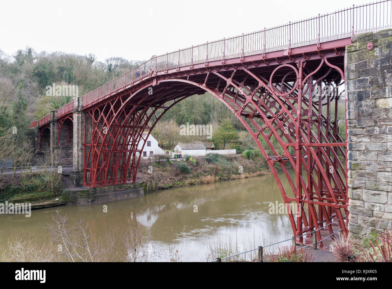 Il recentemente rinnovato e dipinto di ponte in ferro di IRONBRIDGE, Telford Shropshire, Foto Stock