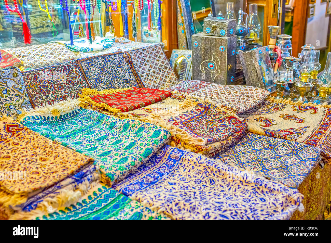 ISFAHAN, IRAN - 19 ottobre 2017: l'incredibile persiano ghalamkar tessile, è una delle più esclusive tecnica di produzione utilizzando la vernice e i timbri su Oc Foto Stock