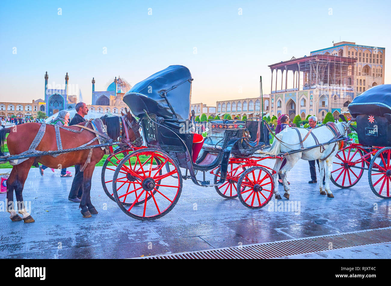 ISFAHAN, IRAN - 19 ottobre 2017: Uno dei più singolari attrazioni a Naqsh-e JAHAN Piazza è un cavallo nel tradizionale carro trainato da cavalli intorno a t Foto Stock