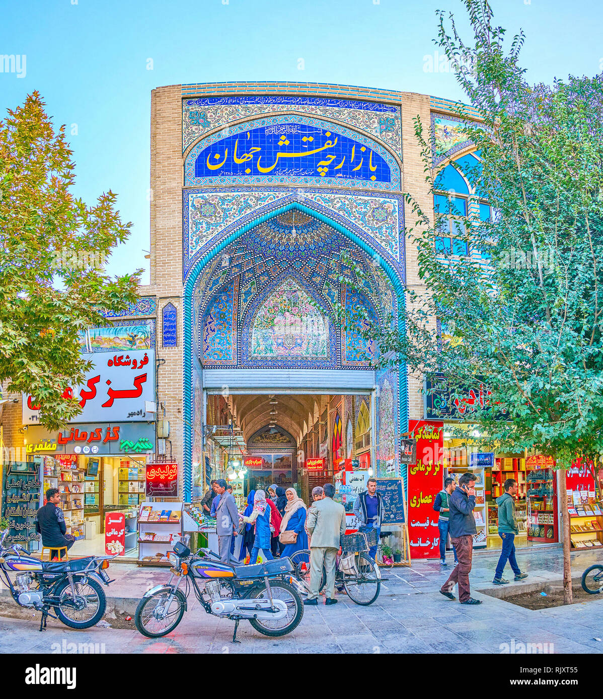 ISFAHAN, IRAN - 19 ottobre 2017: la bella entrata piastrellata di Mesgarha Bazaar, il mercato centrale della città, il 19 ottobre in Isfahan Foto Stock