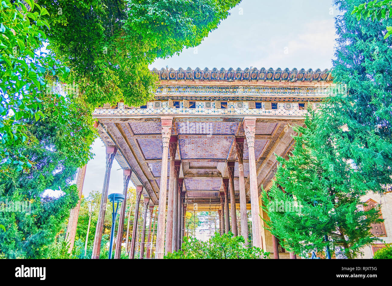 Il bellissimo tetto in legno del padiglione principale di Chehel Sotoun Palace con elementi intagliato e dipinto sul soffitto, Isfahan, Iran Foto Stock