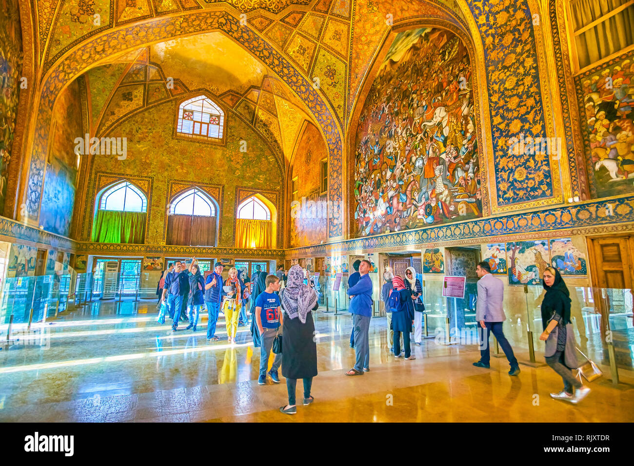 ISFAHAN, IRAN - 19 ottobre 2017: i turisti a piedi nella sala principale e gode di fantastiche decorazioni di Chehel Sotoun Palace, il 19 ottobre in Isfahan Foto Stock