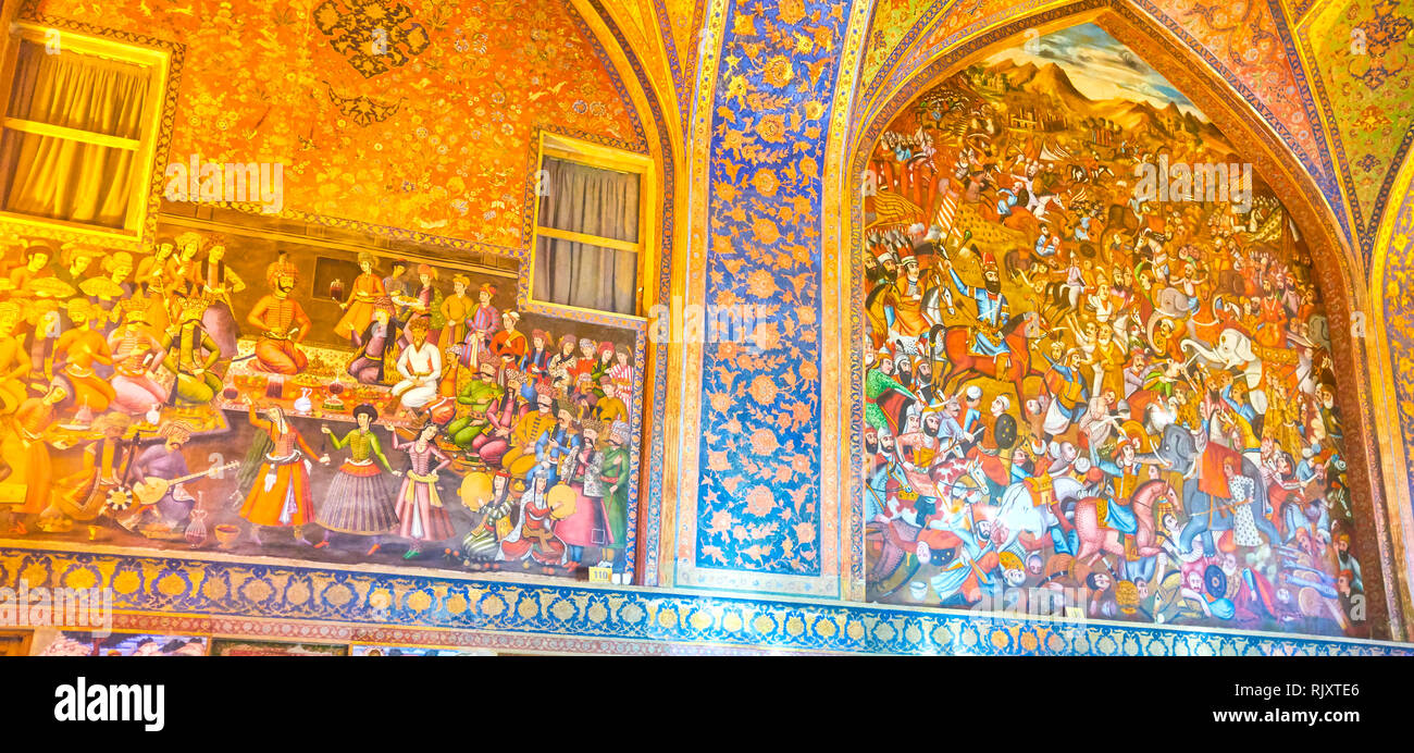 ISFAHAN, IRAN - 19 ottobre 2017: la parete piena affreschi nella sala principale di Chehel Sotoun Palace sono i raffinati esempi di stile persiano, decorazioni su o Foto Stock