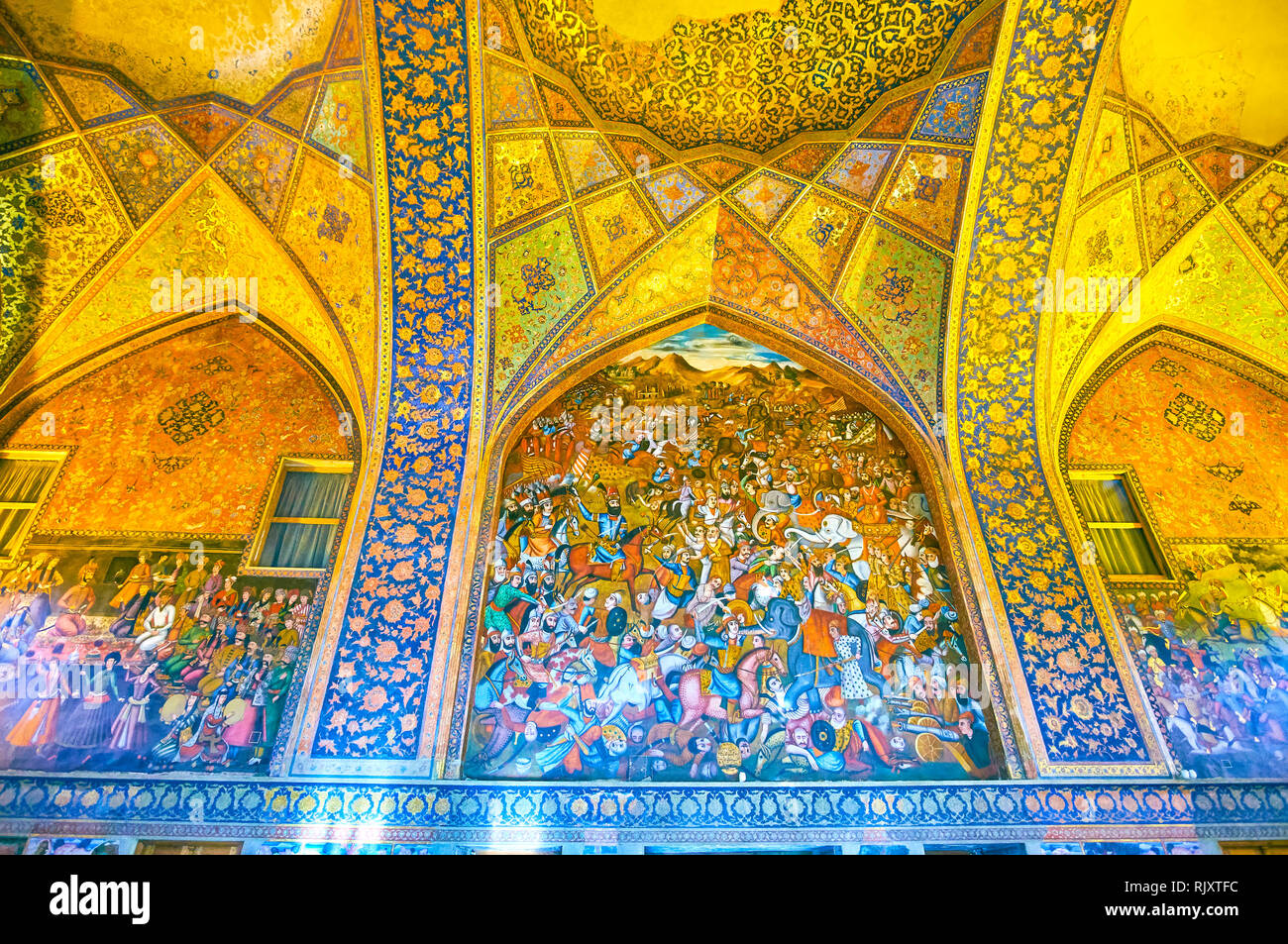 ISFAHAN, IRAN - 19 ottobre 2017: Chehel Sotoun Palace main hall decorata con enormi affreschi raffiguranti diversi eventi della storia di Iran, su Foto Stock