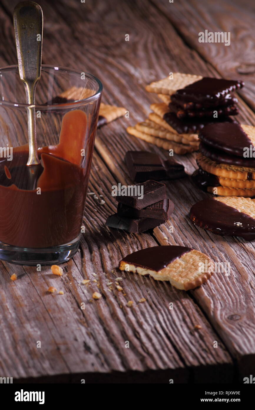 Vetro con cioccolato e dolci biscotti lattiginosa Foto Stock