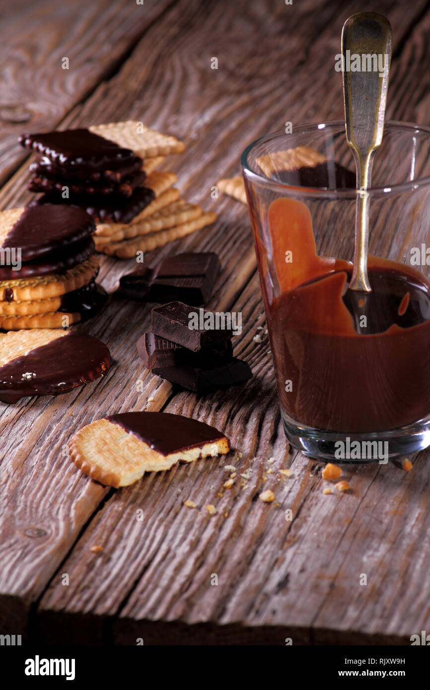 Vetro con cioccolato e dolci biscotti lattiginosa Foto Stock