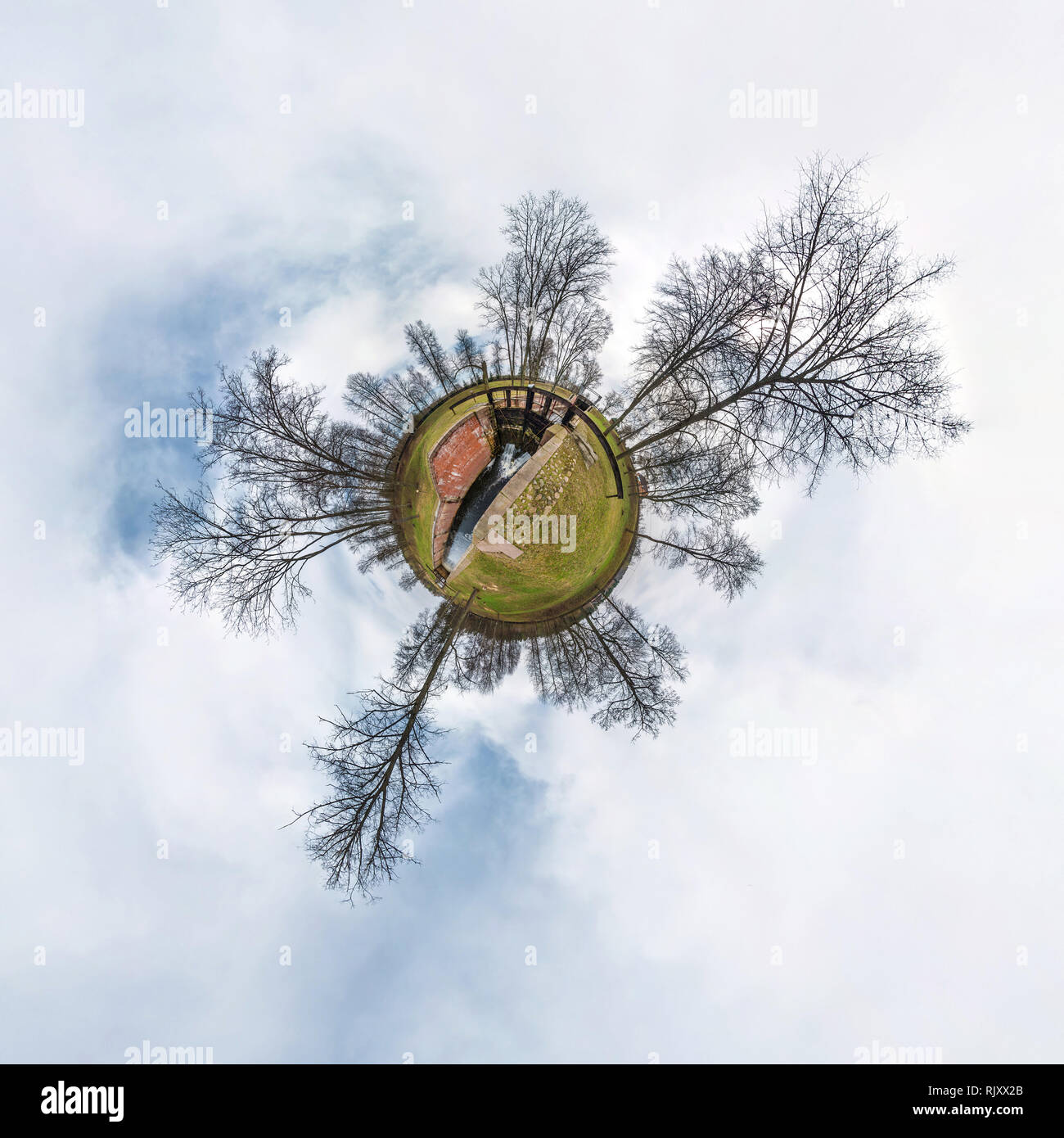 Green piccolo piccolo pianeta con alberi vicino gateway chiusa di bloccaggio costruzione sul fiume, il bianco delle nuvole e morbido cielo blu del parco divertimenti. 360 visualizzazione ange Foto Stock