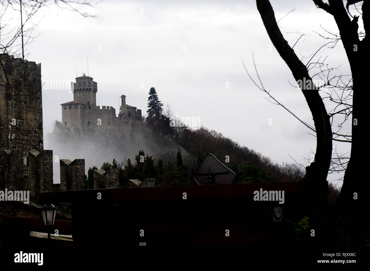L'Europa, Italia, Marche, la Guaita fortezza (Prima Torre) è la più antica e la più famosa torre, Monte Titano, San Marino. Fu costruito nel XI Foto Stock