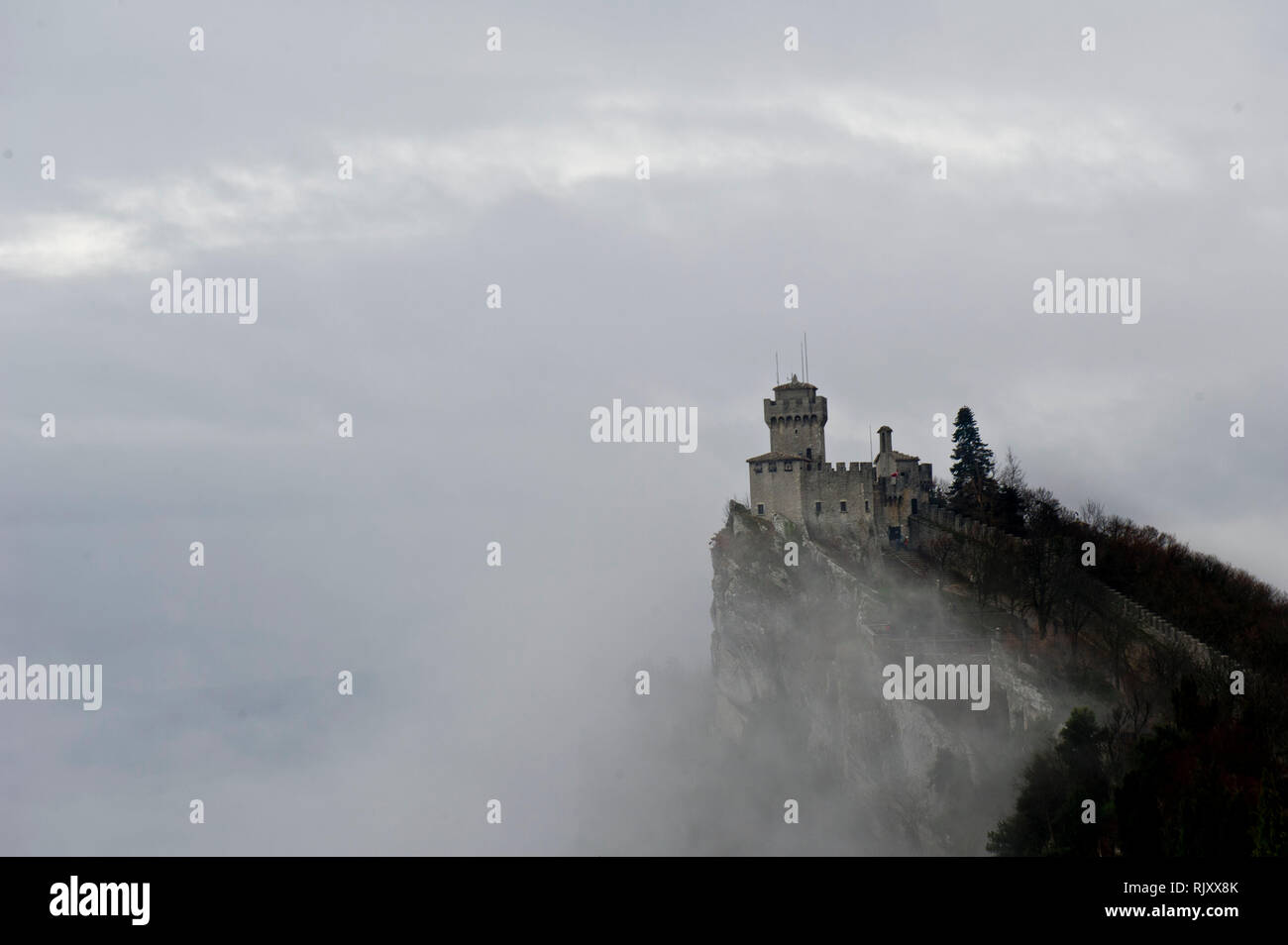 L'Europa, Italia, Marche, la Guaita fortezza (Prima Torre) è la più antica e la più famosa torre, Monte Titano, San Marino. Fu costruito nel XI Foto Stock