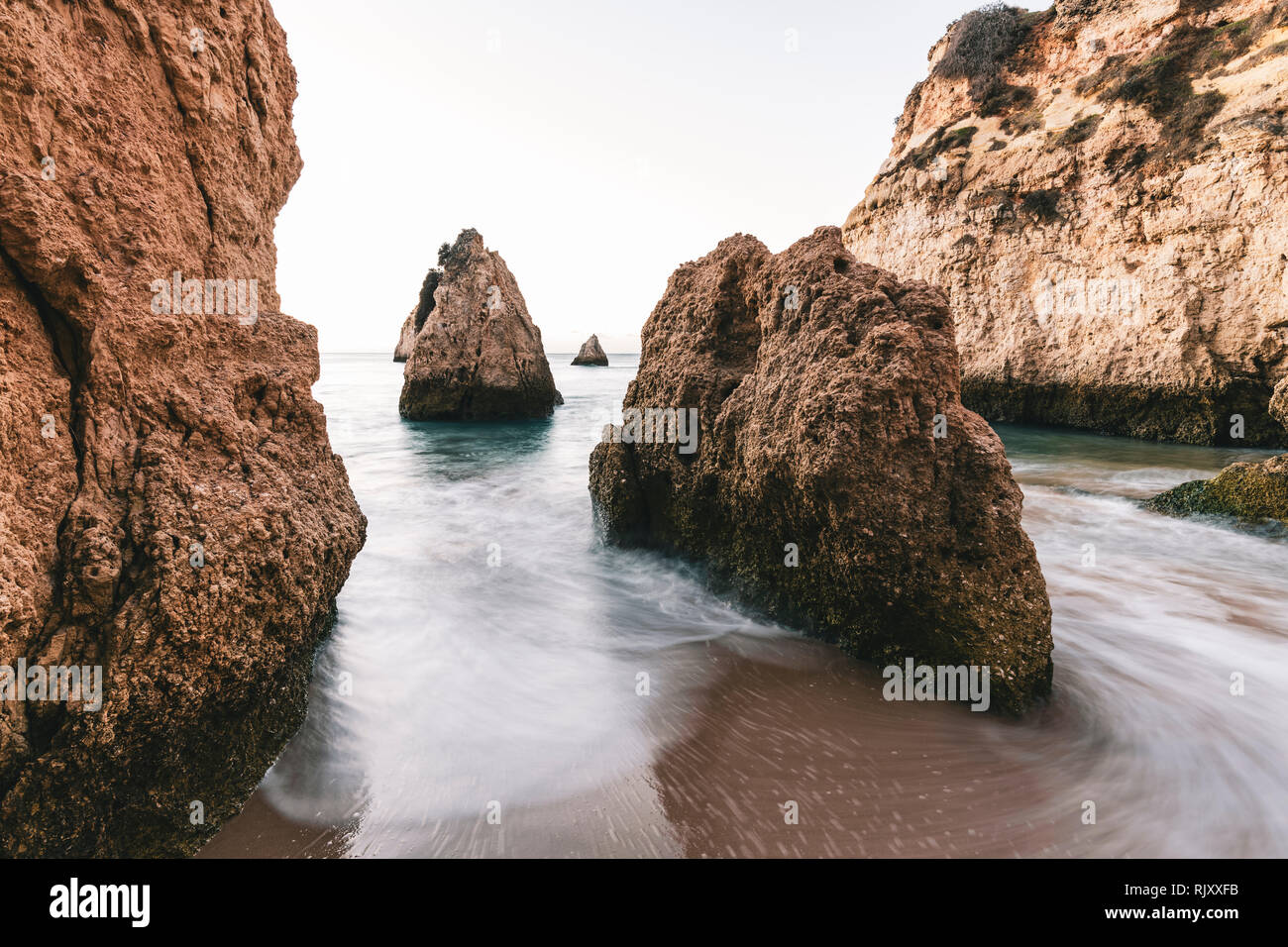 Aspre formazioni rocciose sulla spiaggia sabbiosa, Alvor, Algarve, Portogallo, Europa Foto Stock