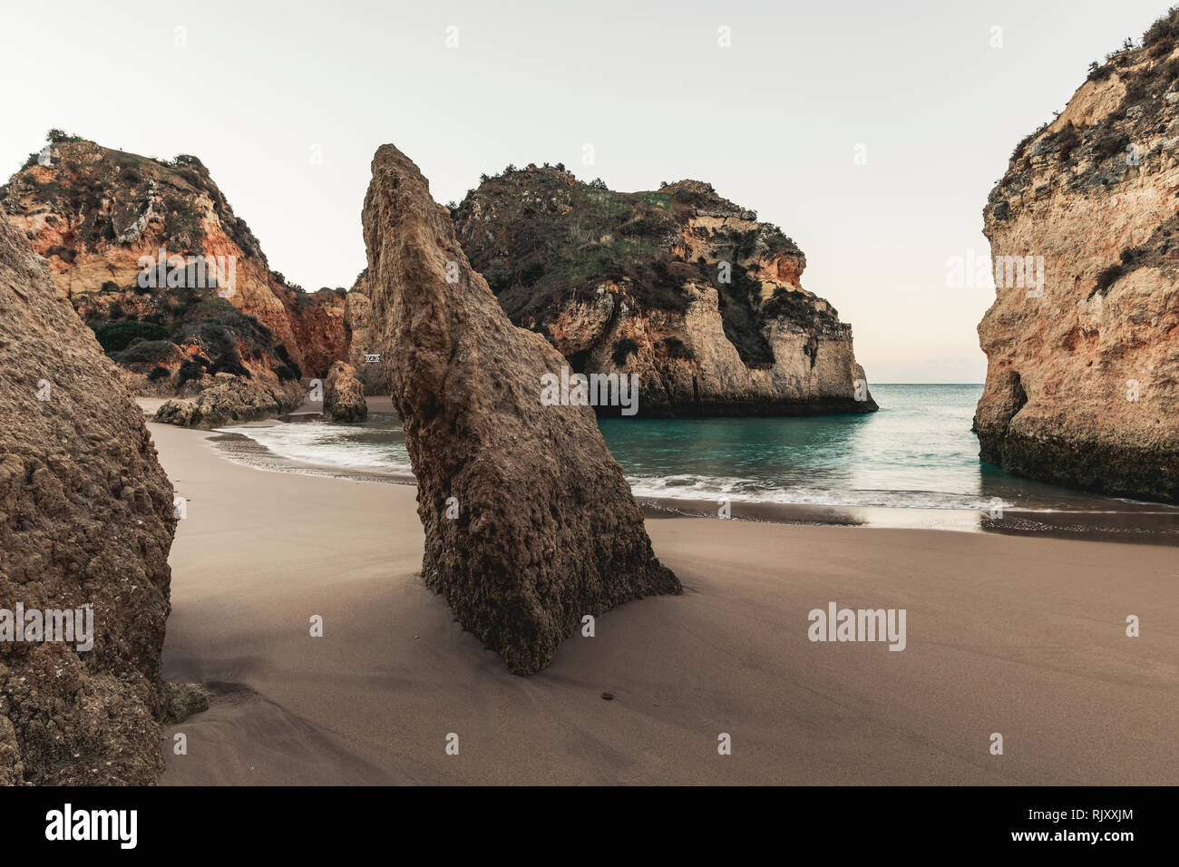 Frastagliate formazioni rocciose e scogliere, Alvor, Algarve, Portogallo, Europa Foto Stock
