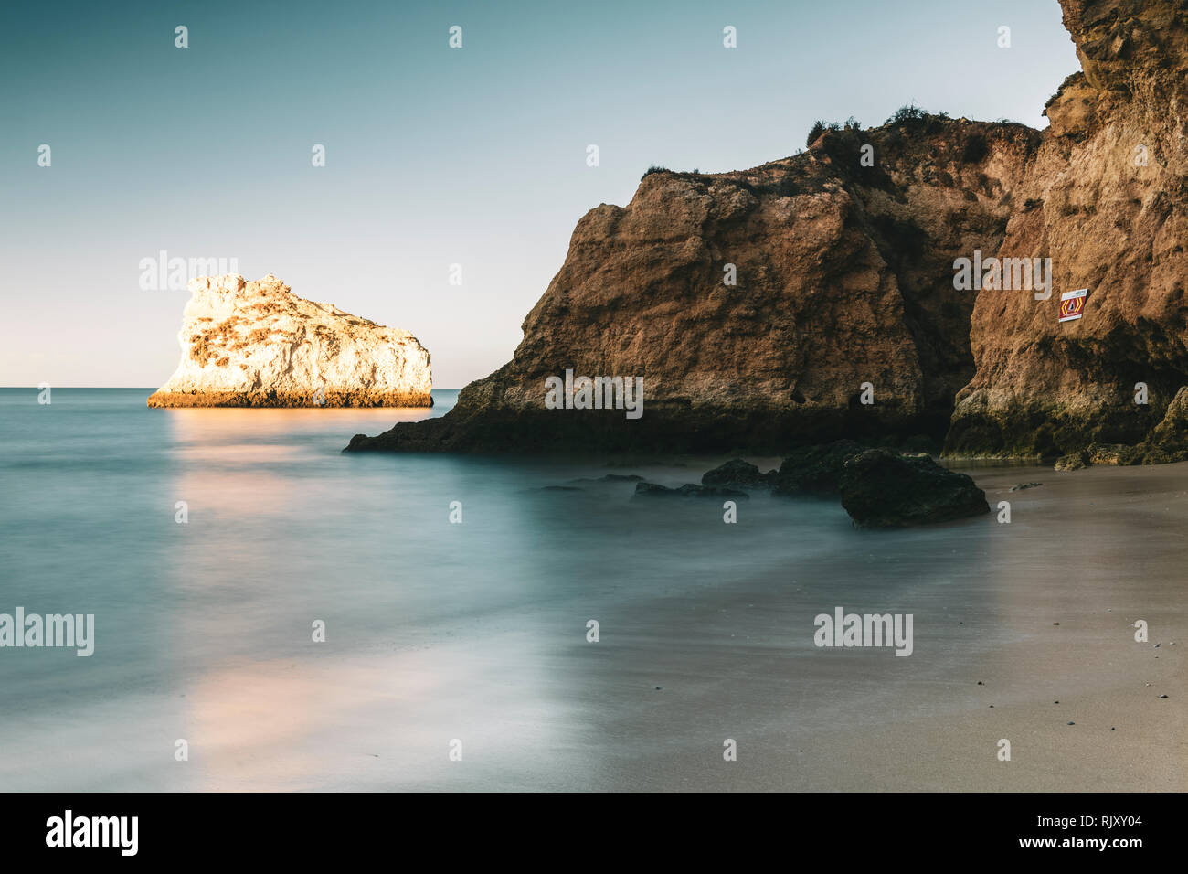 La luce del sole illuminando white rock formazione a distanza, Alvor, Algarve, Portogallo, Europa Foto Stock