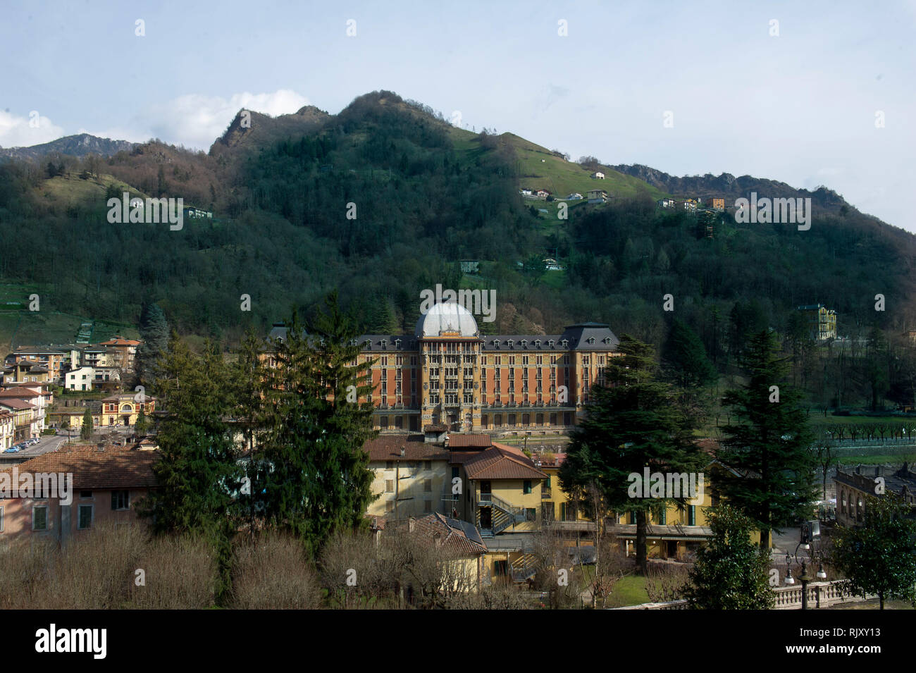 Italia, Lombardia, S. Pellegrino Terme, Gran Kusaal palazzina Liberty profettata dall'arco. Romolo Squadrelli Foto Stock