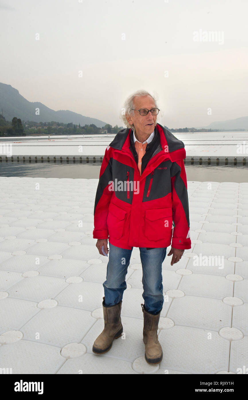 L'Italia, Lombardia, Sulzano (BS) Cristo Vladimirov Yavakev creatore di 'i pontili galleggianti' sul lago d'Iseo. Foto Stock