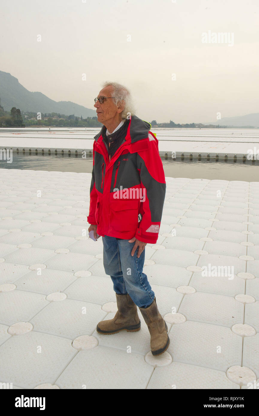 L'Italia, Lombardia, Sulzano (BS) Cristo Vladimirov Yavakev creatore di 'i pontili galleggianti' sul lago d'Iseo. Foto Stock