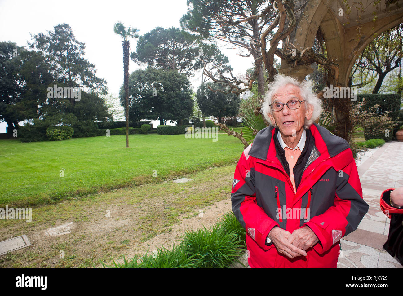 L'Italia, Lombardia, Sulzano (BS) Cristo Vladimirov Yavakev creatore di 'i pontili galleggianti' sul lago d'Iseo. Nella foto sull isola di s. Paolo, gu Foto Stock