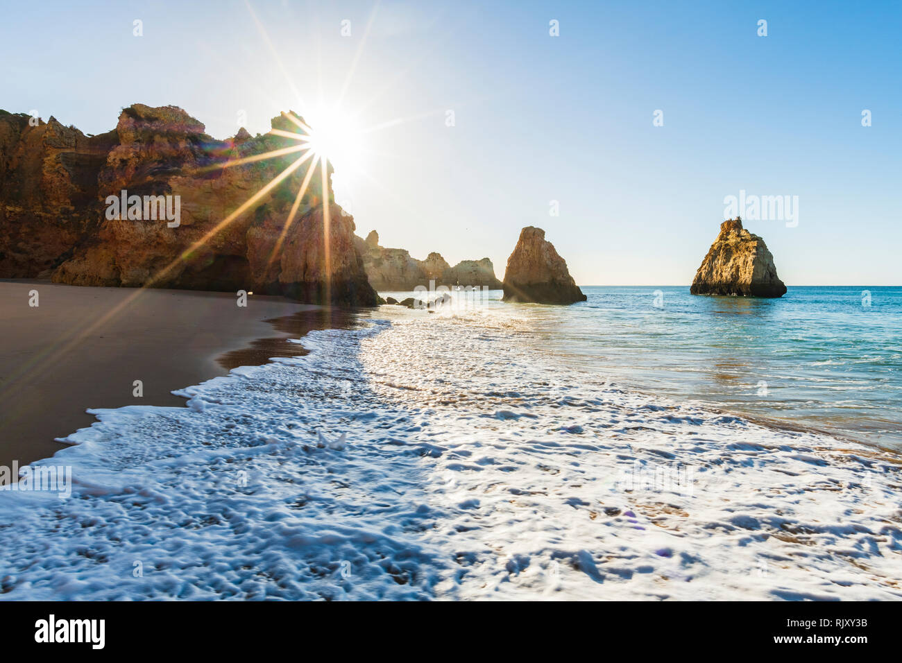 La luce del sole e cielo blu al di sopra di mare calmo, Alvor, Algarve, Portogallo, Europa Foto Stock
