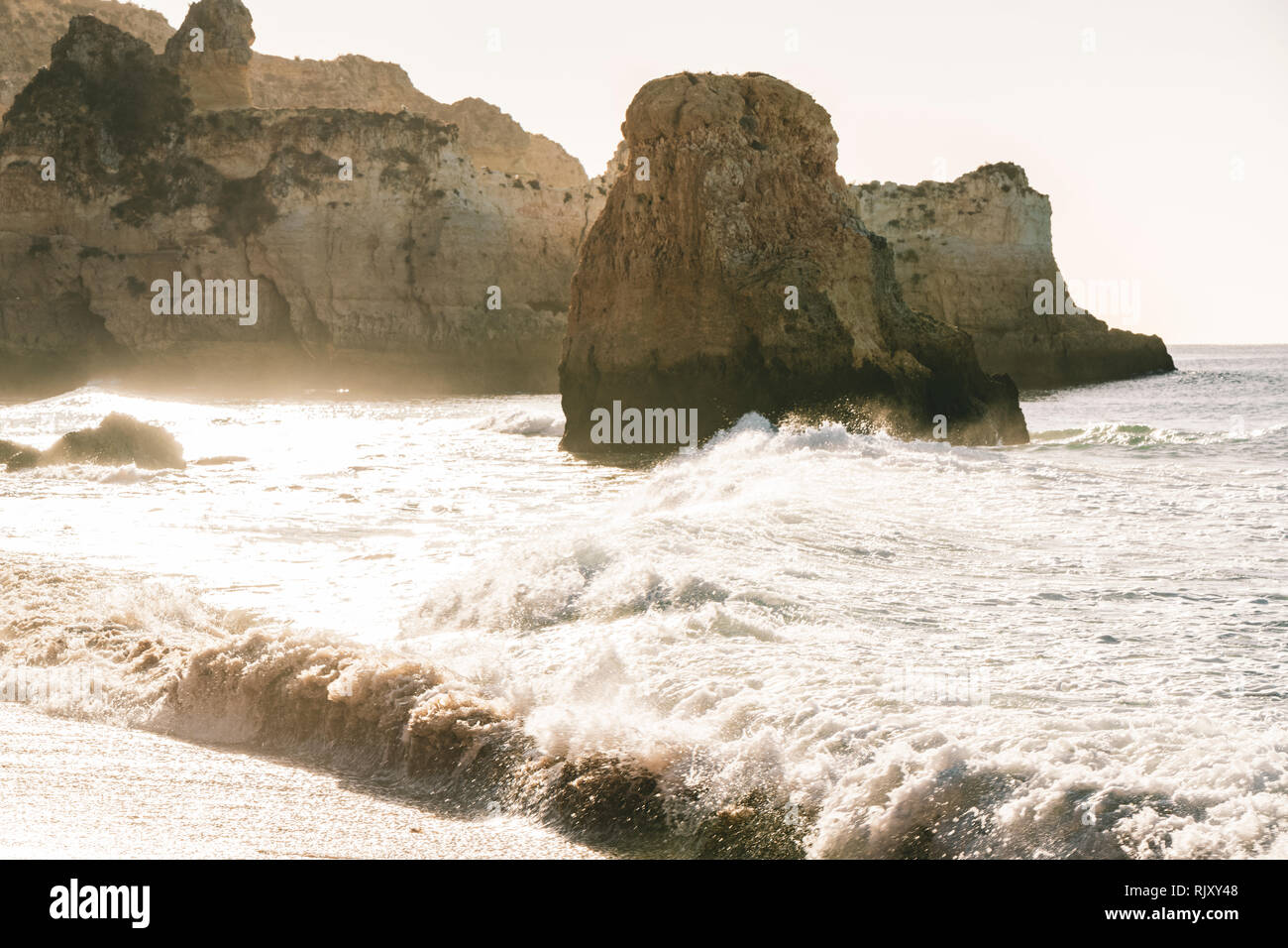Schiuma di Mare con rotolamento onde si infrangono, Alvor, Algarve, Portogallo, Europa Foto Stock