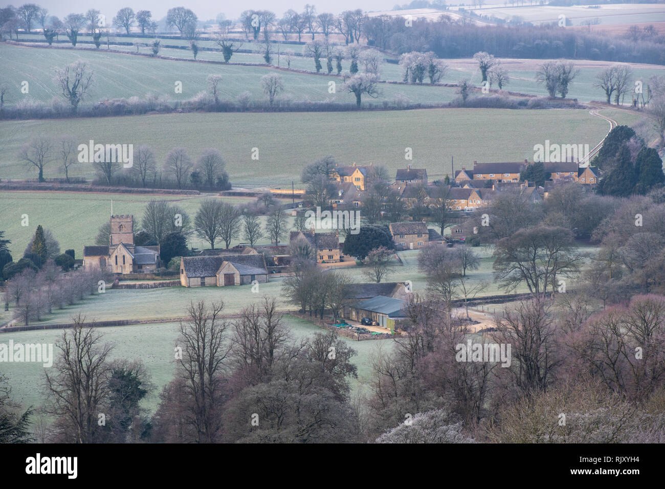 Guiting Power nel gelo invernale. Cotswolds, Gloucestershire, Inghilterra Foto Stock