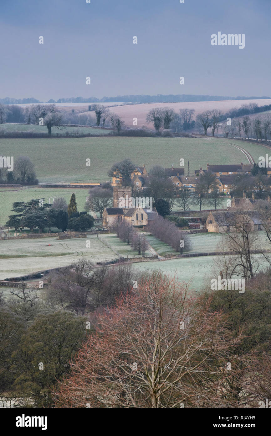 Guiting Power nel gelo invernale. Cotswolds, Gloucestershire, Inghilterra Foto Stock
