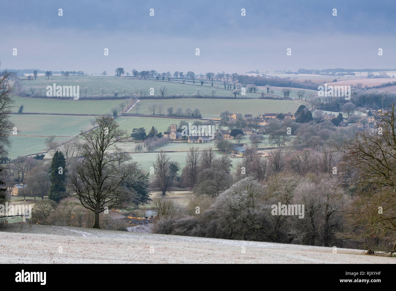 Guiting Power nel gelo invernale. Cotswolds, Gloucestershire, Inghilterra Foto Stock