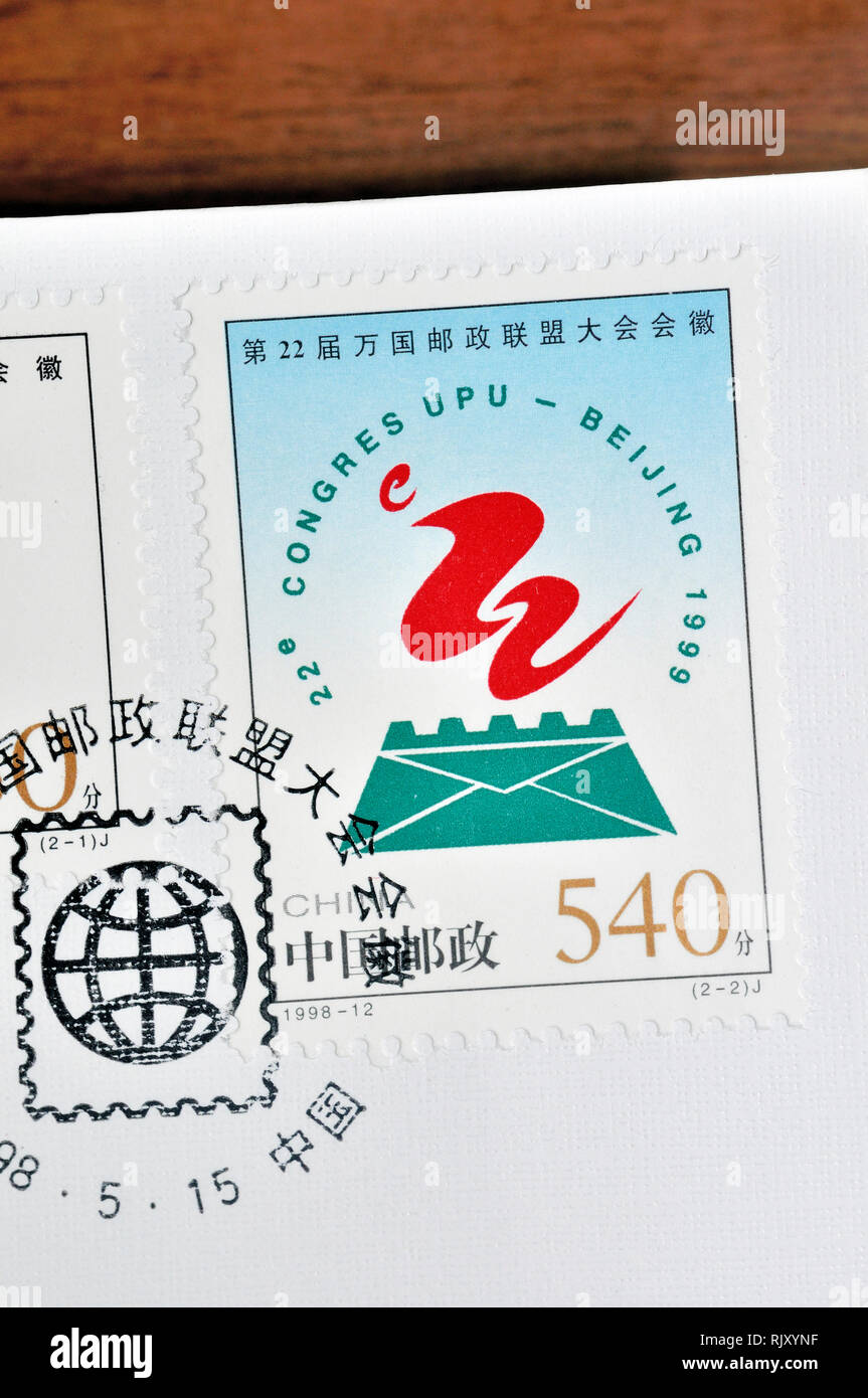 Cina - circa 1998: un timbro stampato in Cina mostra 1998-12 emblema del XXII Congresso dell Unione Postale Universale, circa 1998 Foto Stock