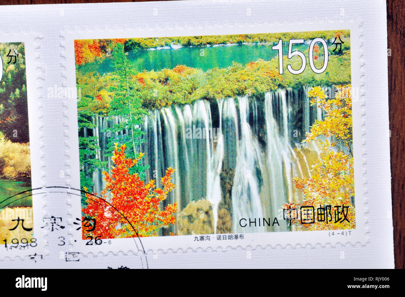 Cina - circa 1998: un timbro stampato in Cina mostra 1998-6 nove-villaggio valle di Jiuzhaigou ( ), circa 1998 Foto Stock