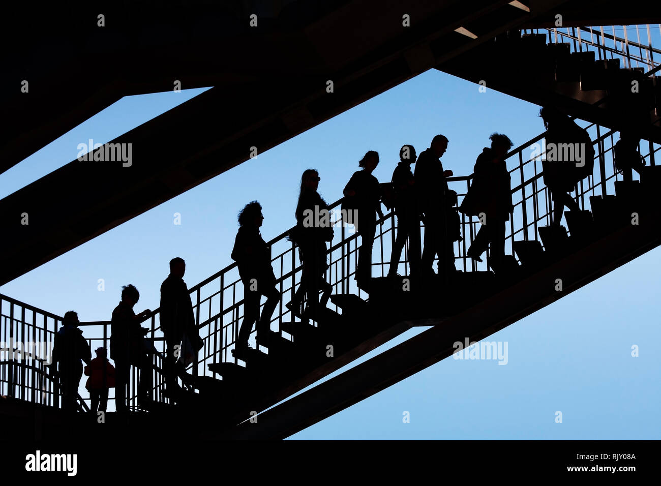 Sagome di persone sulle scale contro il cielo Foto Stock