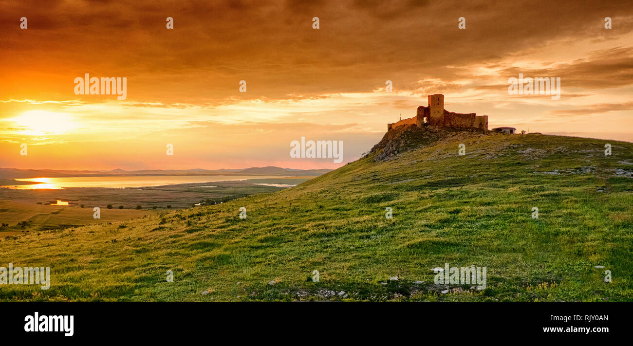La Romania il tramonto in Dobrogea presso la Fortezza Enisala. Importante pietra miliare storica nei pressi di Tulcea e Constanta Foto Stock