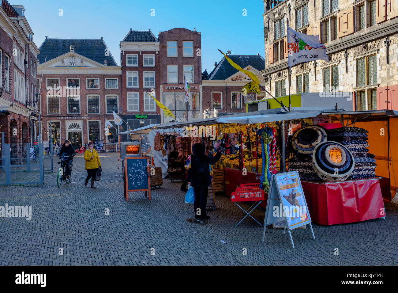 People Shopping sul mercato presso la piazza del Mercato nel centro di Delft, Paesi Bassi Foto Stock