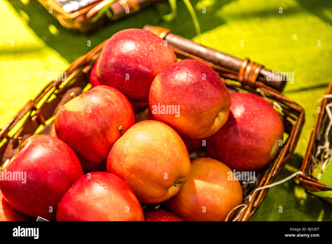 Mazzetto di mele nella casella Foto Stock