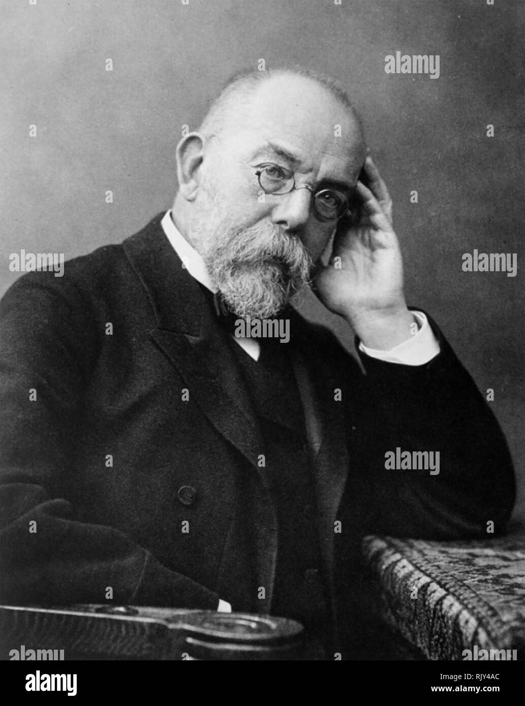 ROBERT Koch (1843-1910) medico tedesco e microbiologo circa 1907 Foto Stock