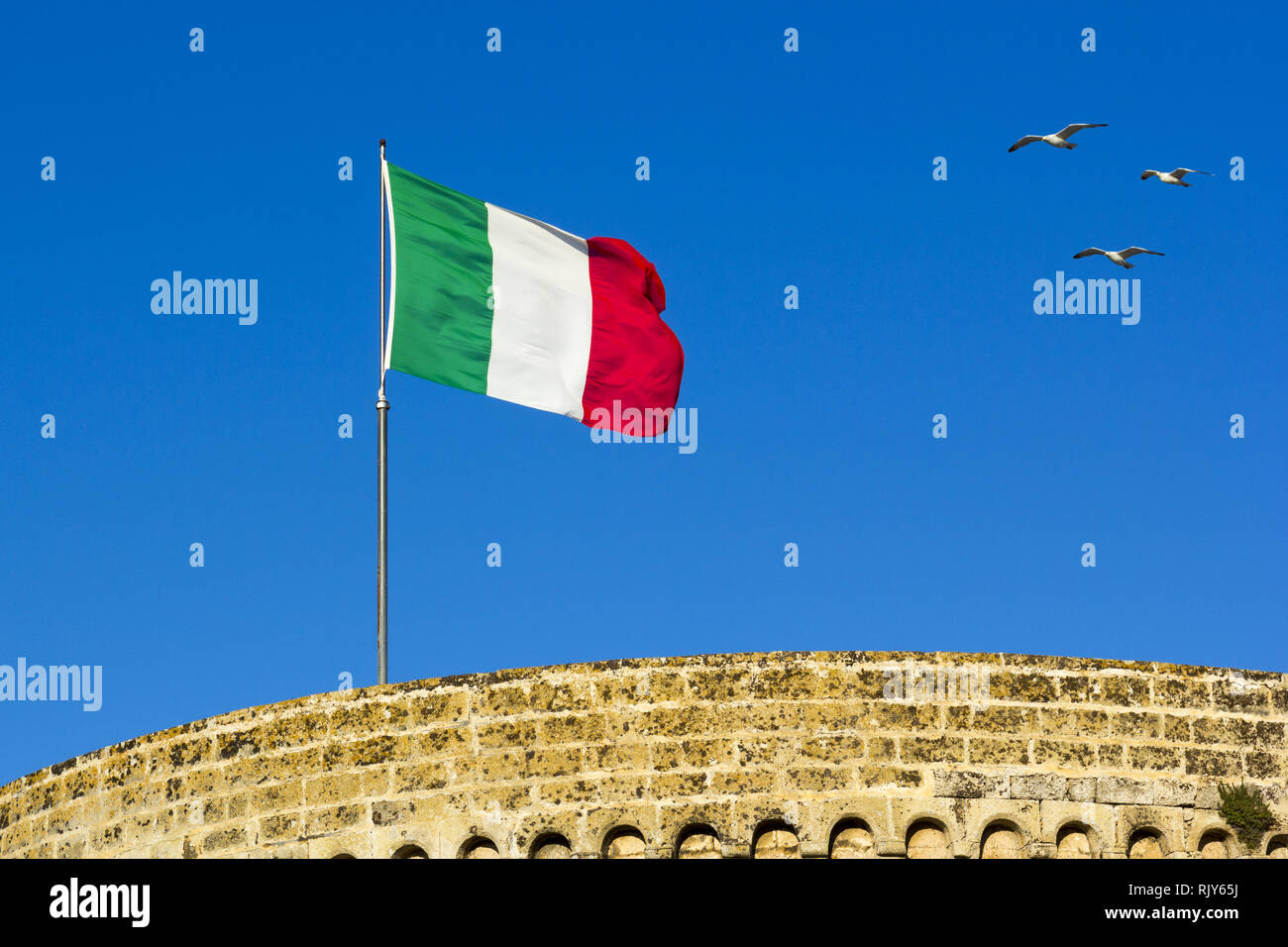 Bandiera italiana in cielo con vento Foto Stock