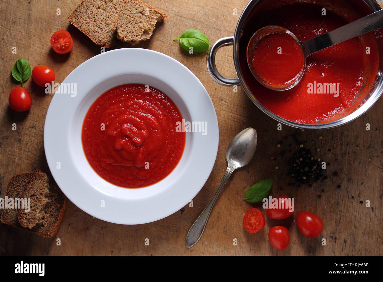 Tradizionale zuppa di pomodoro con erbe fresche Foto Stock