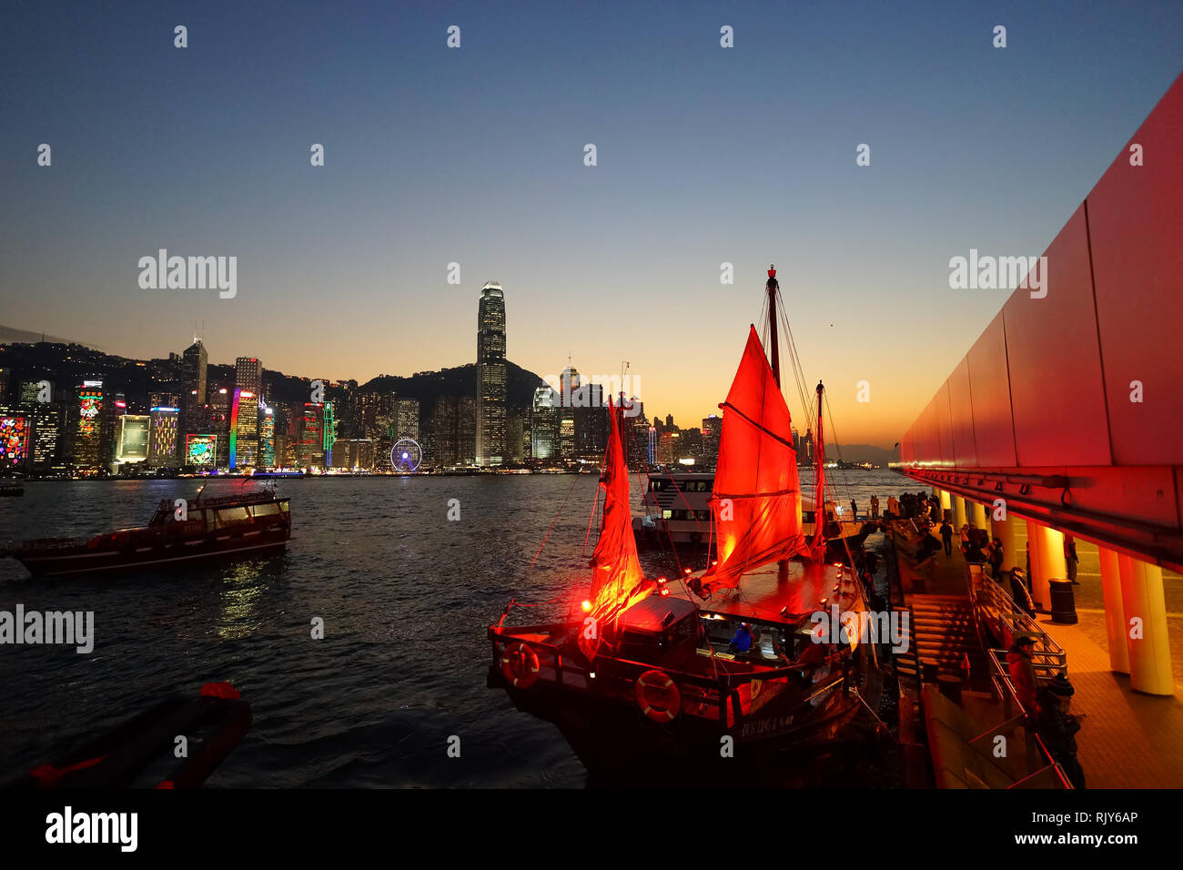 HONG KONG - Gennaio 25, 2016: La Duk Ling presso il Victoria Harbour. Il Duk Ling, che significa 'intelligente' anatra, è una giunca cinese navi operanti in Victoria Harb Foto Stock