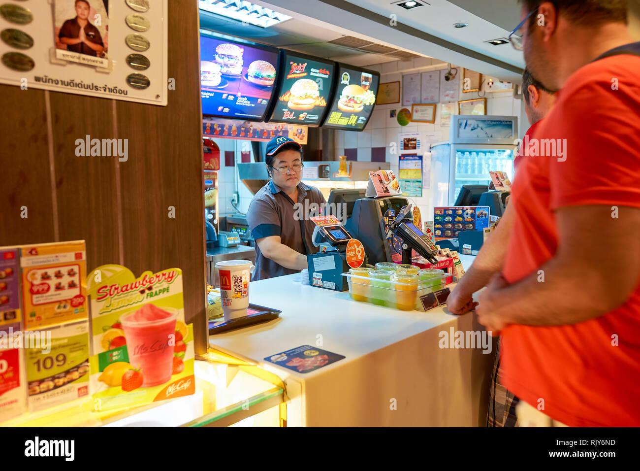 PATTAYA, Tailandia - 18 febbraio 2016: all'interno del ristorante McDonald's. McDonald's principalmente vende hamburger, cheeseburger, pollo, patatine fritte, b Foto Stock