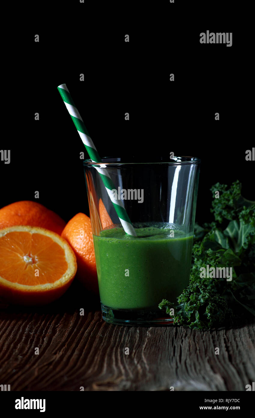 Vetro con frullato di verde su sfondo nero Foto Stock