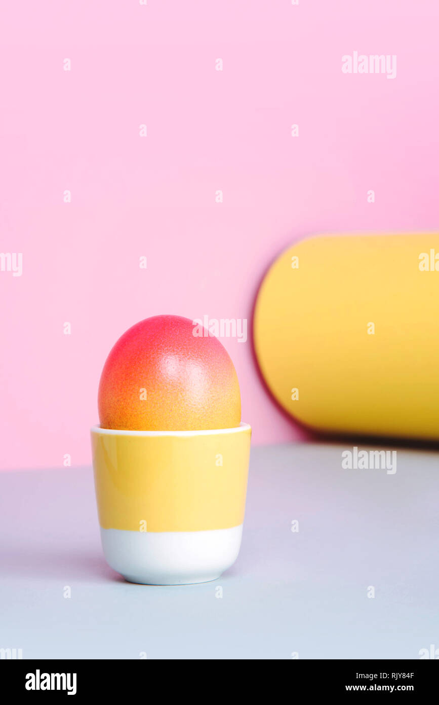 Uova dipinte su sfondo color pastello. Foto Stock