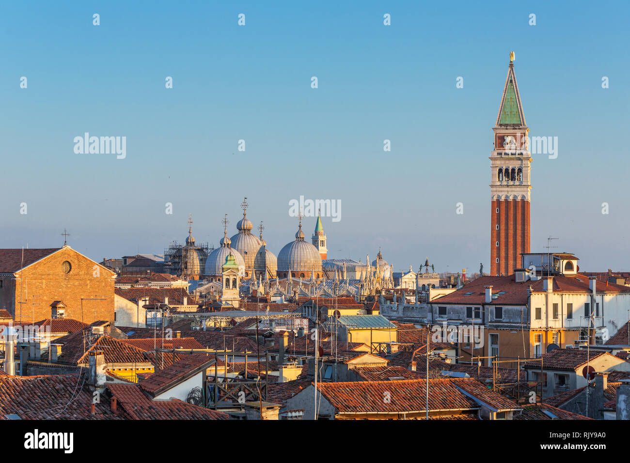 Tetti di Venezia al tramonto, Italia Foto Stock