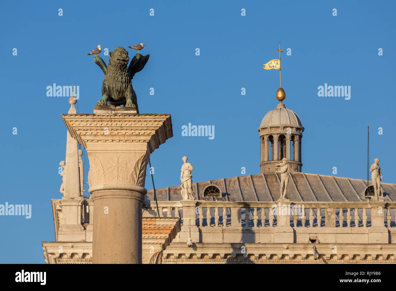 Leone alato statua a Piazza San Marco a sunrise a Venezia, Italia Foto Stock